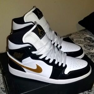 Nike Air Jordan 1 Mid Patent Black White Gold Men's Size 9.5